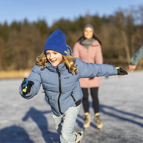 Kind läuft am Eis am Flatschacher See