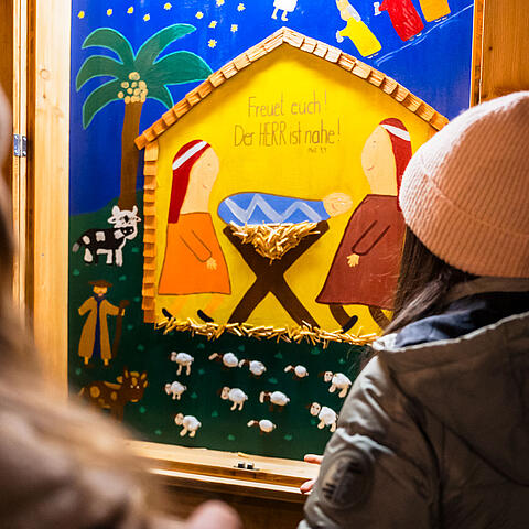 Adventfenster mit Krippe Advent Bad Kleinkirchheim Adventfenster mit gebastelter Krippe am Adventmarkt in Bad Kleinkirchheim