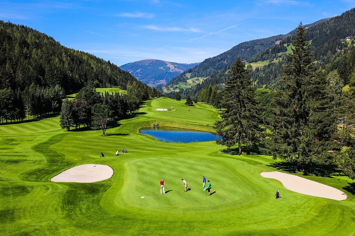 Genuss pur bietet der 18-Loch-Championplatz „Kaiserburg“ in Österreich © Bad Kleinkirchheimer Bergbahnen Arno Gruber sen. Genuss pur bietet der 18-Loch-Championplatz „Kaiserburg“ in Österreich © Bad Kleinkirchheimer Bergbahnen Arno Gruber sen.