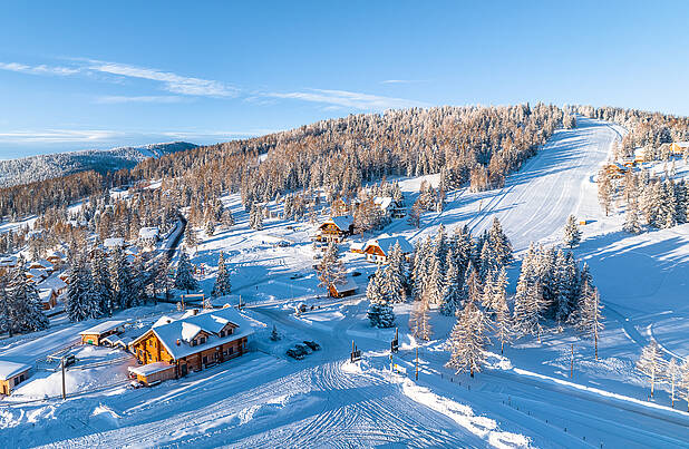 Panoramablick auf die verschneiten Nockberge von der Hochrindl aus