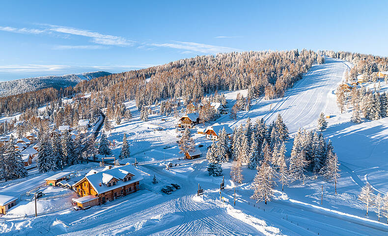 Panoramablick auf die verschneiten Nockberge von der Hochrindl aus