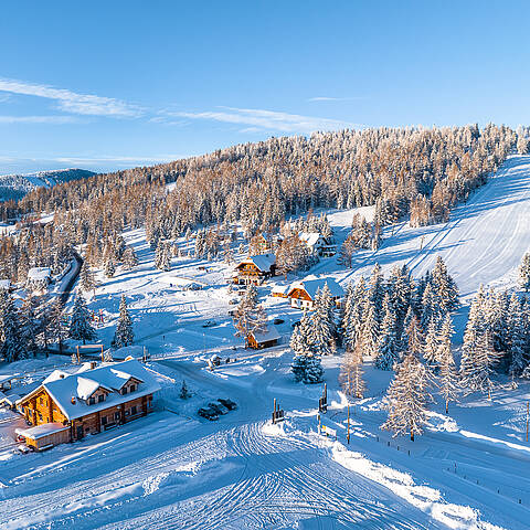 Panoramablick auf die verschneiten Nockberge von der Hochrindl aus