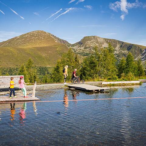 Ein Aussichtspunkt auf der barrierefreien Bergpromenade Brunnach mit Blick auf die majestätischen Nockberge © Michael Stabentheiner_Kärnten Werbung