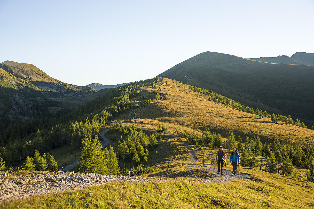 2 Wanderer gehen einen Wanderweg im UNESCO Biosphärenpark entlang