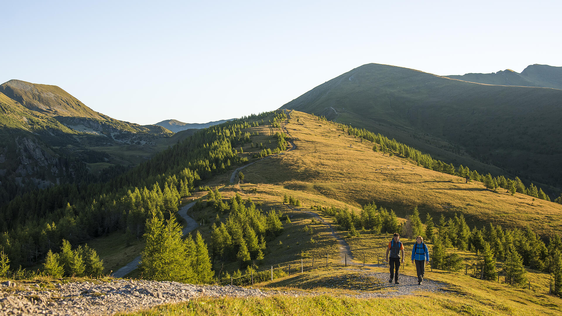 2 Wanderer gehen einen Wanderweg im UNESCO Biosphärenpark entlang