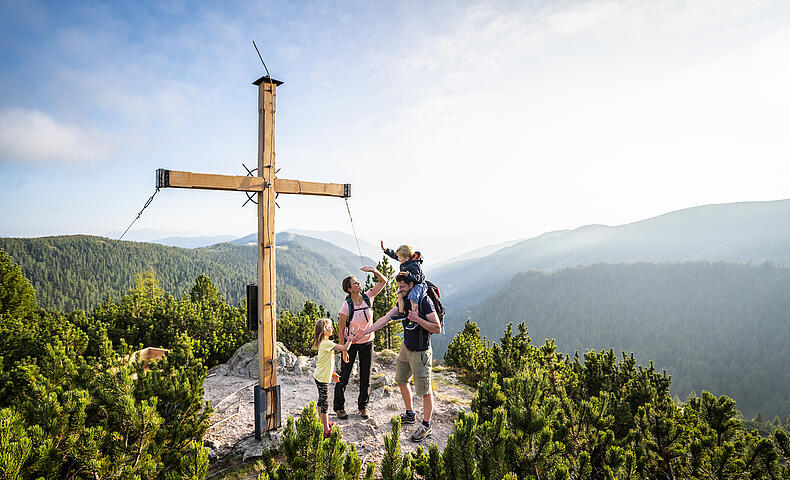 Ein Wanderer genießt den atemberaubenden Blick auf die Nockberge, während er auf einem malerischen Pfad wandert © Gert Perauer_MBN Tourismus