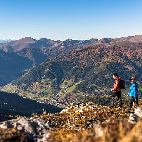 Eine Gruppe von Wanderern erreicht den Gipfel und genießt die Aussicht auf die umliegenden Berge © Franz Gerdl_MBN Tourismus