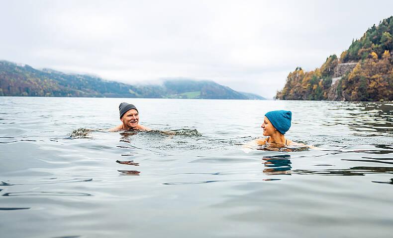 2 Personen schwimmen im kalten Millstätter See