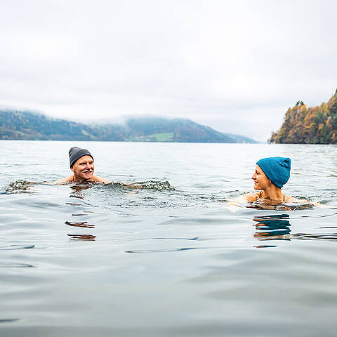 2 Personen schwimmen im kalten Millstätter See