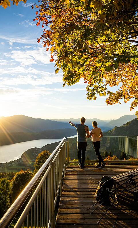 Sternenbalkon im Herbst Pärchen steht am Sternenbalkon im Herbst mit Blick auf den Millstätter See