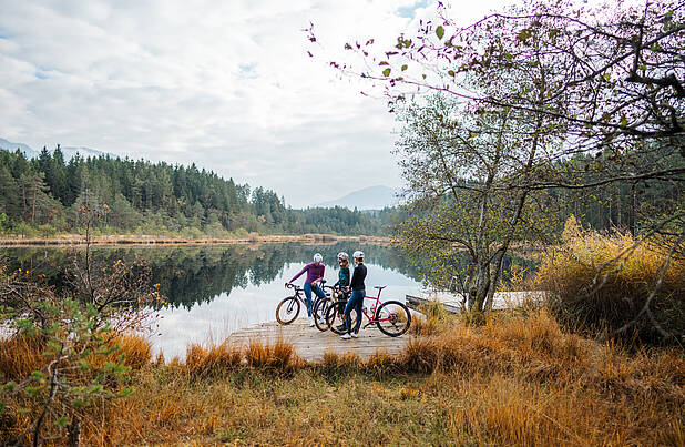 3 Personen stehen am Egelsee mit ihren Gravel Bikes