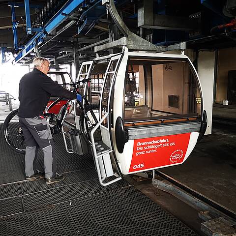 Gemütlich mit der Gondel zum Startpunkt auf die Kaiserburg © Luca De Franco