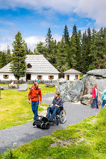 Eine informative Wanderung entlang der barrierefreien Bergpromenade Brunnach in den Nockbergen © Michael Stabentheiner_Kärnten Werbung