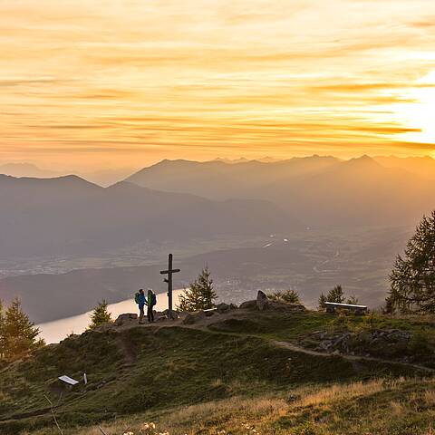 Ein idyllischer Abschnitt des Alpe Adria Trails, umgeben von üppigen Wäldern © Franz Gerdl_Kärnten Werbung