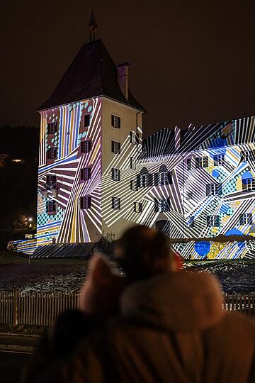 Projezierte Lichtkunst auf dem Stift Millstatt beim Millstätter Lichtweg im Advent